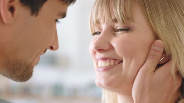 Par Glada Och Kärlek Touch Ansikte Tid Romantik Tillsammans Hemmet — Stockvideo