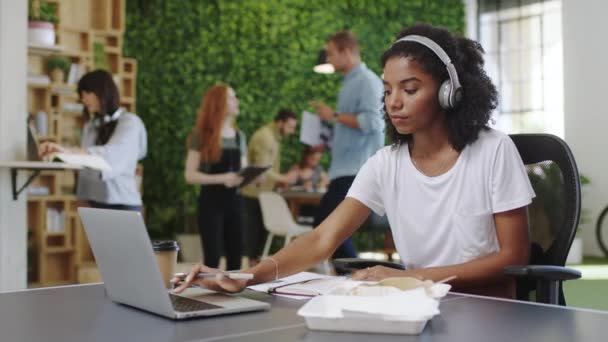 Startup Έρευνα Γράφοντας Σημειώσεις Δημιουργική Γυναίκα Ακούγοντας Μουσική Για Προγραμματισμό — Αρχείο Βίντεο