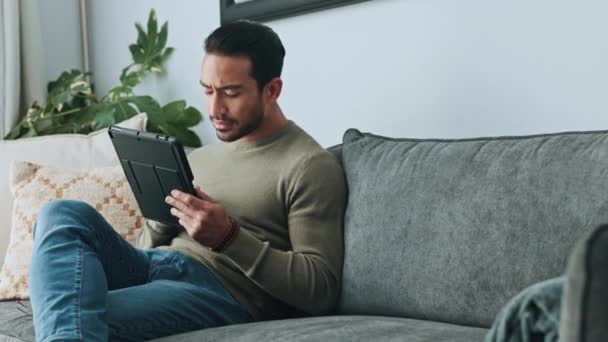 Plánování Tabletů Čtení Mailů Muž Legrační Internetové Stránce Hledání Nápadu — Stock video