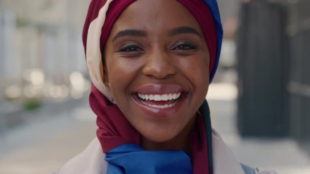 Siyahi Kadın Nijeryalı Portre Müslüman Geleneksel Tesettüre Slami Dine Allah — Stok video