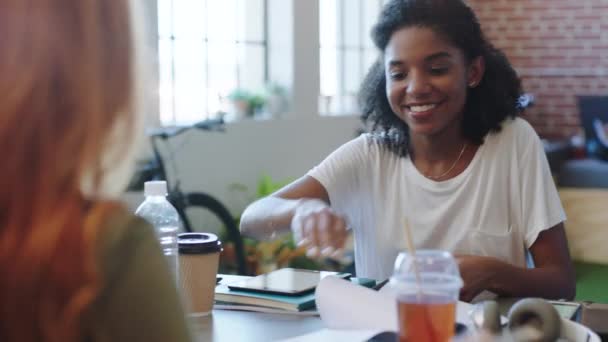 Forretning Ansættelse Kontrakt Kvinde Underskrive Papir Efter Succes Interview Start – Stock-video