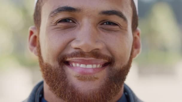 Feliz Sorriso Retrato Homem Muçulmano Natureza Com Chapéu Islâmico Tradicional — Vídeo de Stock