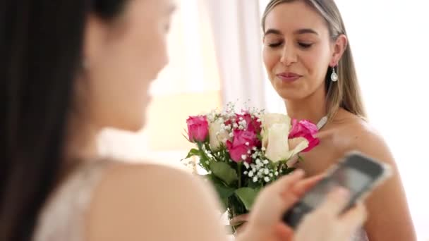 들러리 사진에 꽃이나 꽃다발이 드레스 미디어에 흥분된 미소가 결혼식 핸드폰을 — 비디오