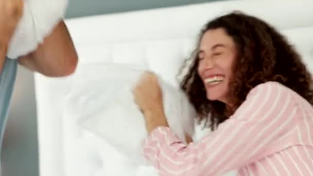 Щаслива Любов Пара Подушок Билися Ліжку Вранці Спальні Будинку Або — стокове відео