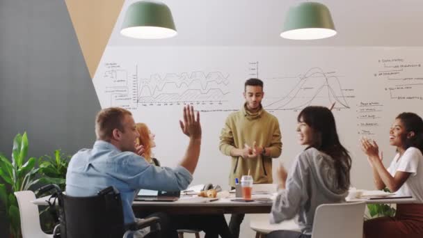 Affärsmän High Five Teammanager Dans Och Dataanalys Med Grafanalys Whiteboard — Stockvideo