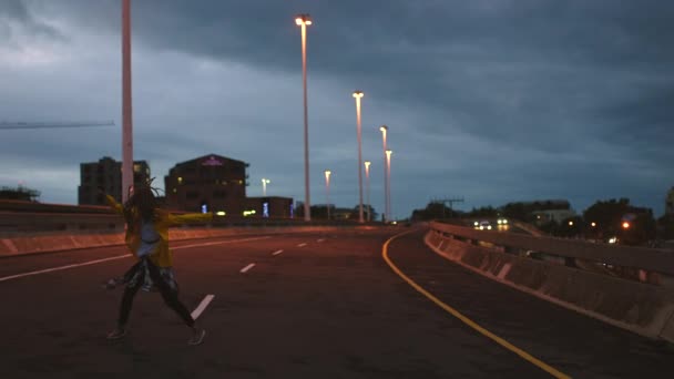 Wanita Kota Tarian Hip Hop Malam Atau Jalan Jalan Dalam — Stok Video