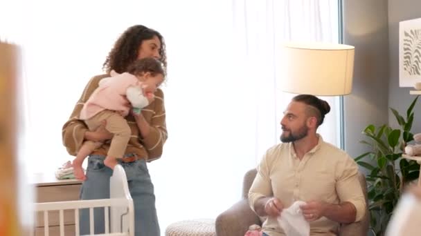 Casal Jovens Pais Felizes Com Bebê Berçário Brincando Embalando Roupas — Vídeo de Stock