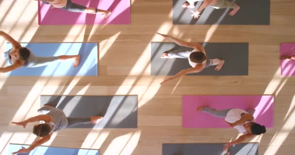 Visão Superior Ioga Mulheres Zen Fitness Treino Exercício Sala Treinamento — Vídeo de Stock