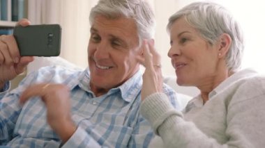 Kıdemli çift, telefonla video görüşmesi ve evdeki aile, arkadaşlar ve ağ bağlantısı ile konuşma. Mutlu yaşlılar, dijital mobil iletişim sohbeti ve sosyal medya internet sohbeti.