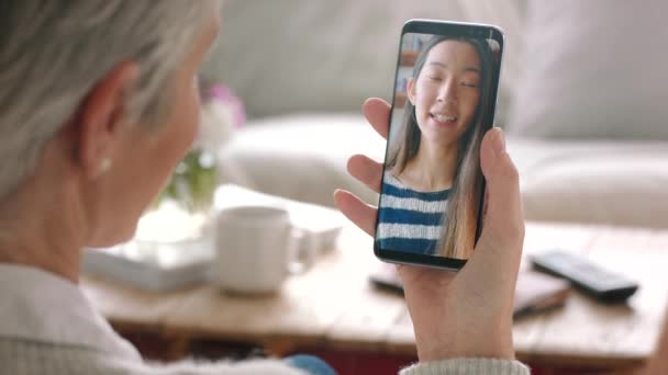 Videollamada Madre Hija Saludan Besan Por Teléfono Universidad Tecnología Comunicación — Vídeos de Stock