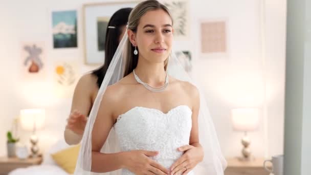 Sposa Matrimonio Donna Che Aiutano Con Velo Nello Spogliatoio Sorridono — Video Stock