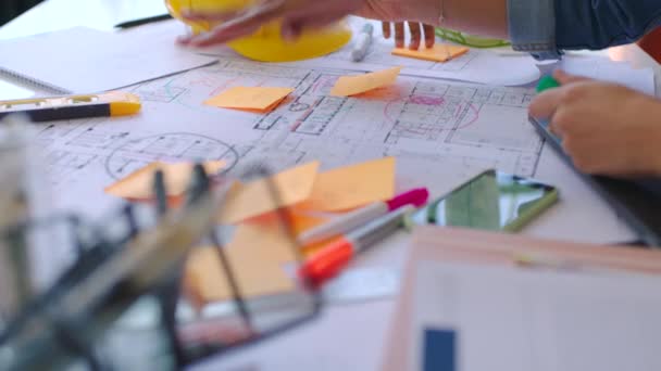 Plánovací Papírenští Stavební Projektanti Spolupracují Inovacích Plánech Designu Kanceláři Budování — Stock video