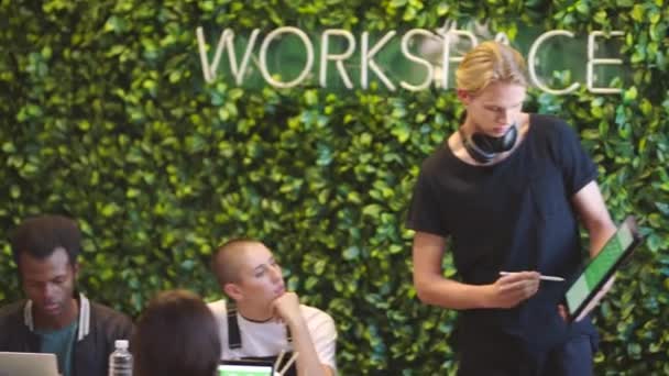 Δημιουργικός Χώρος Εργασίας Επιχειρηματικοί Άνθρωποι Και Παρουσίαση Tablet Ενός Web — Αρχείο Βίντεο