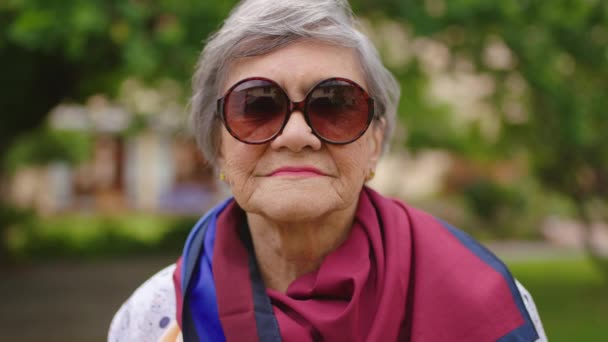 Riendo Mujer Mayor Retrato Sonrisa Divertida Felicidad Libertad Parque Jardín — Vídeo de stock