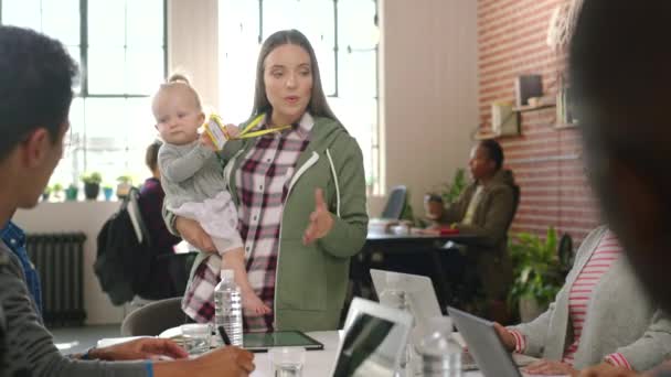 Mutter Mit Baby Manager Tablet Und Präsentation Mit Team Beim — Stockvideo