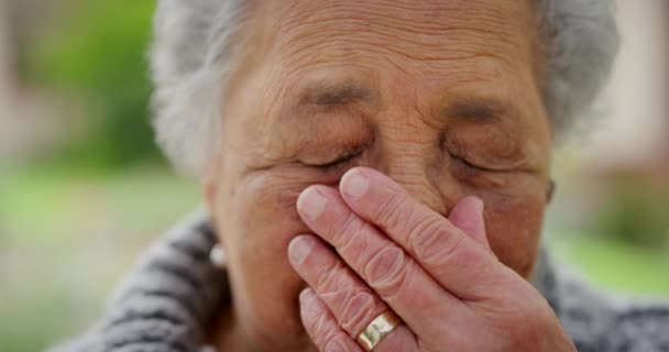 Smutna Zdenerwowana Płacząca Starsza Kobieta Wycierająca Łzy Cierpiąca Depresję Żałobę — Wideo stockowe