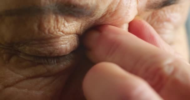 Голубые Глаза Стресс Пожилая Женщина Головной Болью Депрессией Психическим Расстройством — стоковое видео