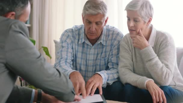 財務顧問の男性と高齢者のカップルは 書類契約を計画することはあなたに感謝または握手を扱う 住宅資産管理における認定金融銀行又は保険プランナーのヘルプ — ストック動画