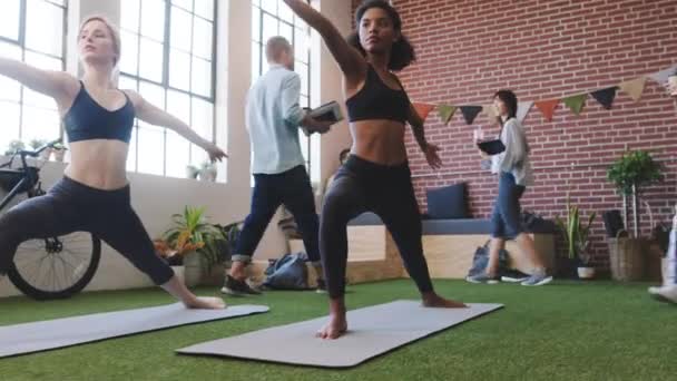 瑜伽和工作团队在办公室与员工多样性和福利公司的员工 平静和正常的创业生活 人们在一起冥想和与工作场所见面 — 图库视频影像