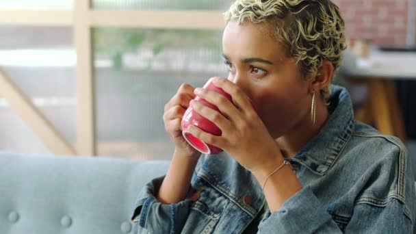 Zrelaksuj Się Myśl Kobieta Telefonem Przerwie Kawę Siedząc Kanapie Biurze — Wideo stockowe
