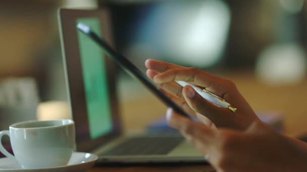 Mãos Tablet Mulheres Trabalho Equipe Café Para Parceria Web Design — Vídeo de Stock