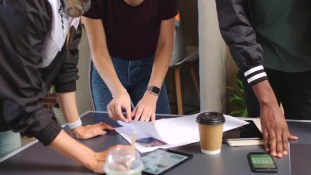 Equipo Creativo Planificación Tecnología Para Reunión Innovación Gestión Proyectos Diseño — Vídeo de stock