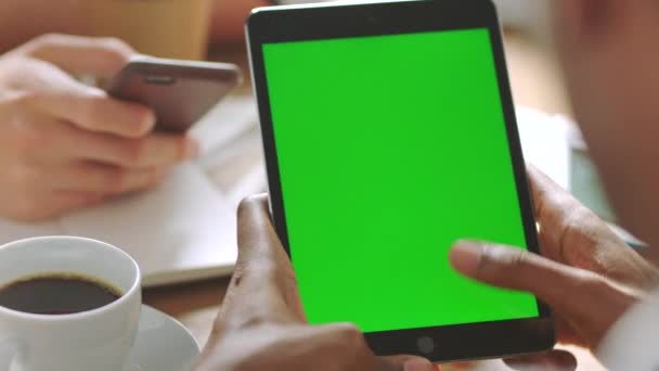 Зеленый Экран Макет Планшета Руки Бизнесмена Чашкой Кофе Работающего Социальными — стоковое видео