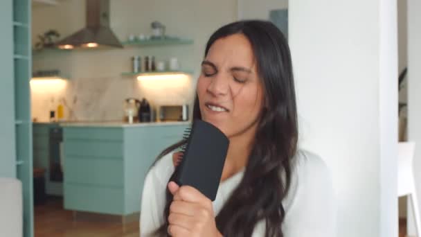 Ευτυχισμένη Γυναίκα Που Τραγουδάει Μουσική Καραόκε Μια Βούρτσα Μαλλιών Που — Αρχείο Βίντεο