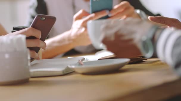 Groupe Téléphone Mains Table Avec Café Thé Sur Les Médias — Video