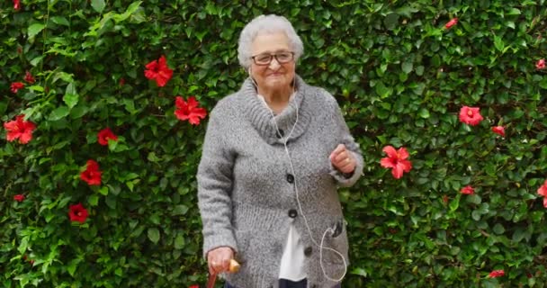 Feliz Mujer Mayor Bailando Jubilándose Celebrando Jardín Flores Escuchando Música — Vídeo de stock