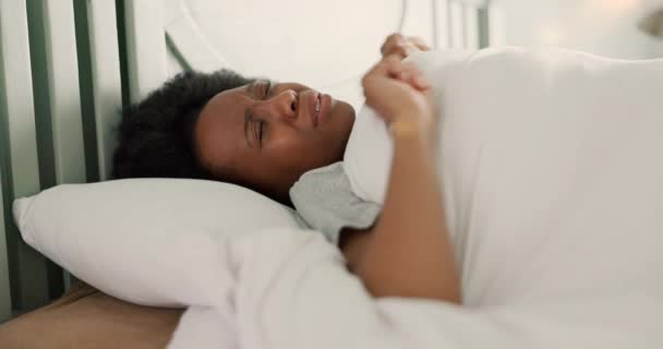 Cansado Dor Nas Costas Mulher Cama Manhã Acordar Com Dor — Vídeo de Stock