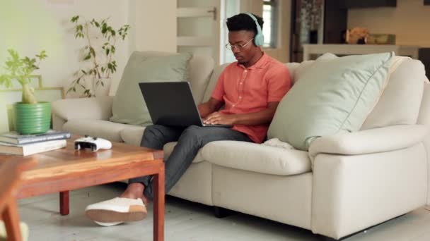 黑人男子在客厅里的笔记本电脑上用耳机进行视频通话时挥挥手 快乐的男性 拥有虚拟聊天 对话和网上或网上问候的技术 — 图库视频影像