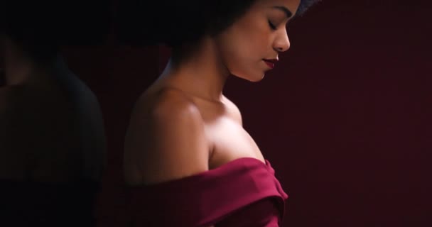 Czarna Kobieta Afro Włosy Lub Moda Czerwonymi Różami Ciemnym Tle — Wideo stockowe