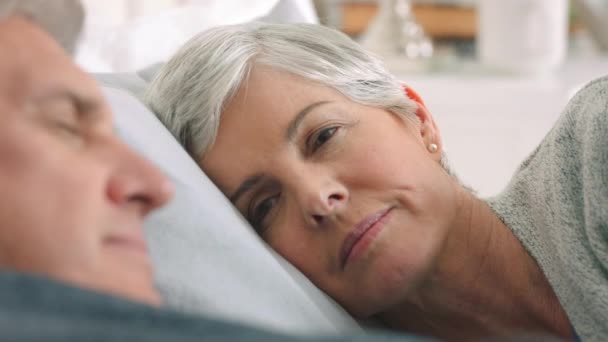 Gemütliches Senioren Paar Das Schlafzimmer Schläft Und Morgens Kuschelt Sich — Stockvideo