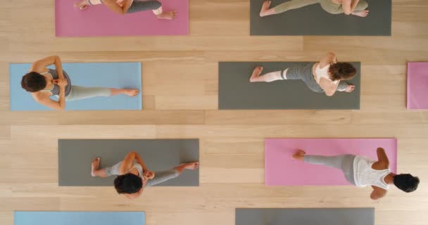 Aula Ioga Exercício Mulheres Grupo Treinamento Pilates Como Equilíbrio Treino — Vídeo de Stock