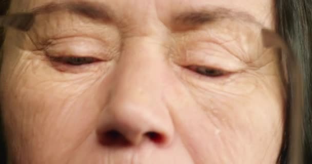 Окуляри Старша Жінка Втомилися Від Зору Допомагати Проблемам Головним Болем — стокове відео