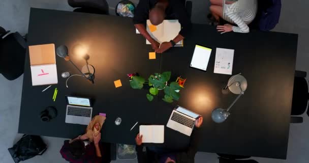 通宵的工作时间 办公室团队的规划 以及在新成立的机构中的工作速度 承诺和协作 超越快速的设计人员队伍 创造性的团队合作和晚间策略 — 图库视频影像