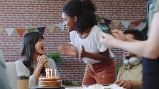 Γενέθλια Γραφείου Πάρτι Κέικ Και Φίλοι Για Τον Εορτασμό Της — Αρχείο Βίντεο