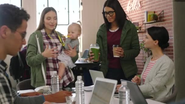 会社のオフィステーブルで創造的なチームとのワーキングママ 赤ちゃんとリーダーシップミーティング 女性マネージャーと母マルチタスクまたは計画戦略 チームワークまたはコーチング コラボレーションとコミュニケーション — ストック動画