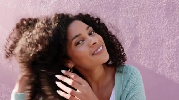 Beleza Cabelo Afro Kinky Natural Com Mulher Negra Styling Seus — Vídeo de Stock