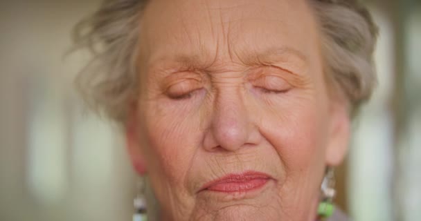 Äldre Kvinna Tänker Riktigt Ledsen Trött Blå Ögon Pension Och — Stockvideo