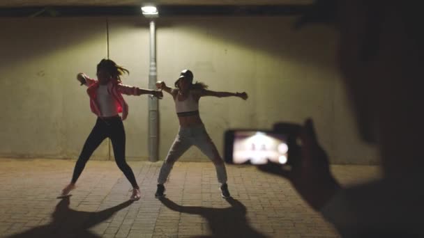 Influencer Filmación Teléfonos Inteligentes Bailarinas Hip Hop Con Talento Energía — Vídeos de Stock