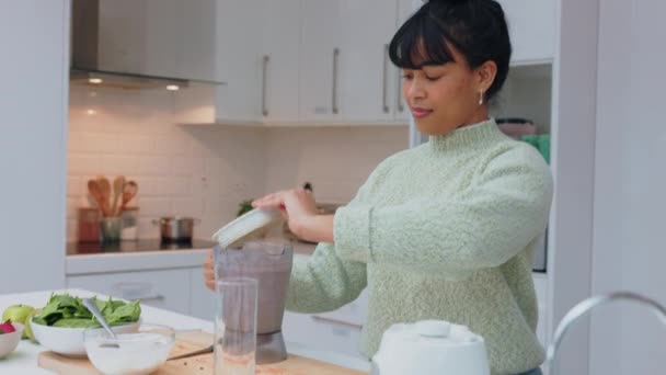 Kahvaltı Meyve Mutfakta Smoothie Içen Bir Kadın Sağlık Sağlık Kilo — Stok video