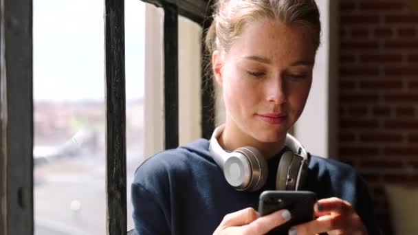 긴장을 생각을 창문에 전화기를 집이나 사무실에서 커피를 마시는 여자가 스웨덴 — 비디오