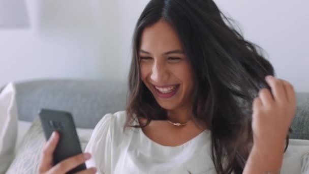 Senyum Lambaikan Tangan Dan Video Call Seorang Wanita Dengan Telepon — Stok Video