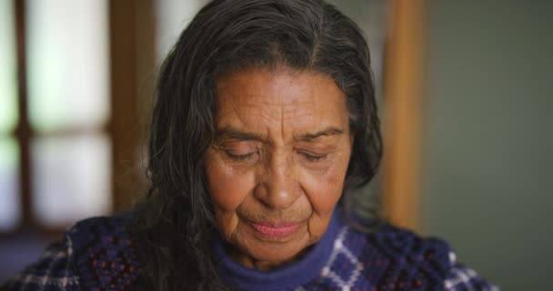 シニア女性 精神的な祈りのための呼吸と瞑想をリラックス 穏やかな健康と退職の焦点 メキシコの高齢者の顔は平和 信頼と神の宗教のための禅の考え方で呼吸します — ストック動画