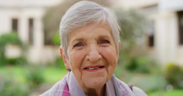 Retrato Mujer Mayor Feliz Con Risa Sonrisa Felicidad Durante Jubilación — Vídeo de stock