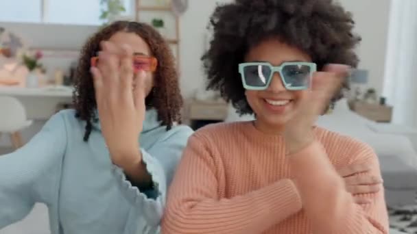 ソーシャルメディア 女性の友人は リングライトで携帯電話のビデオを記録サングラスで踊ります 創造的な黒の女の子 インフルエンサーは インターネットのブログの投稿や音楽の挑戦のために踊る — ストック動画