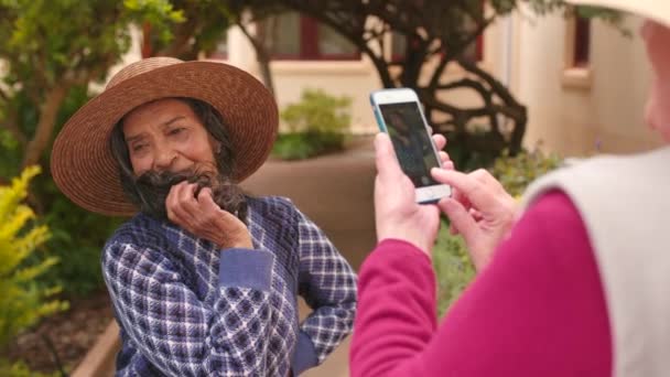 Модна Жінка Фотографує Старших Друзів Позуючи Фотографій Соціальних Мереж Телефоном — стокове відео