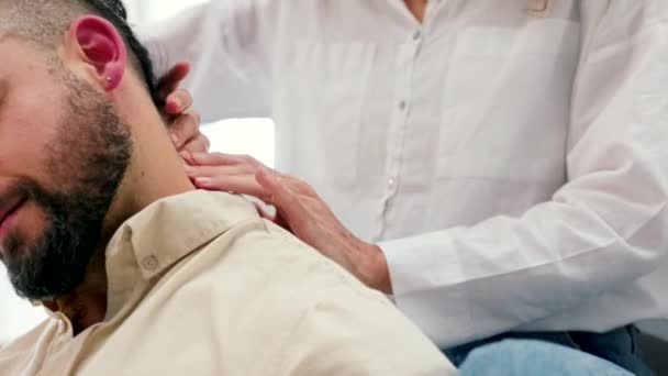 Casal Casal Amor Cuidados Massagem Pescoço Para Calma Relaxar Conforto — Vídeo de Stock